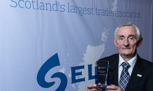 Electrician Alick Smith presented with lifetime achievement award from Select. Image: Blueprint Media.