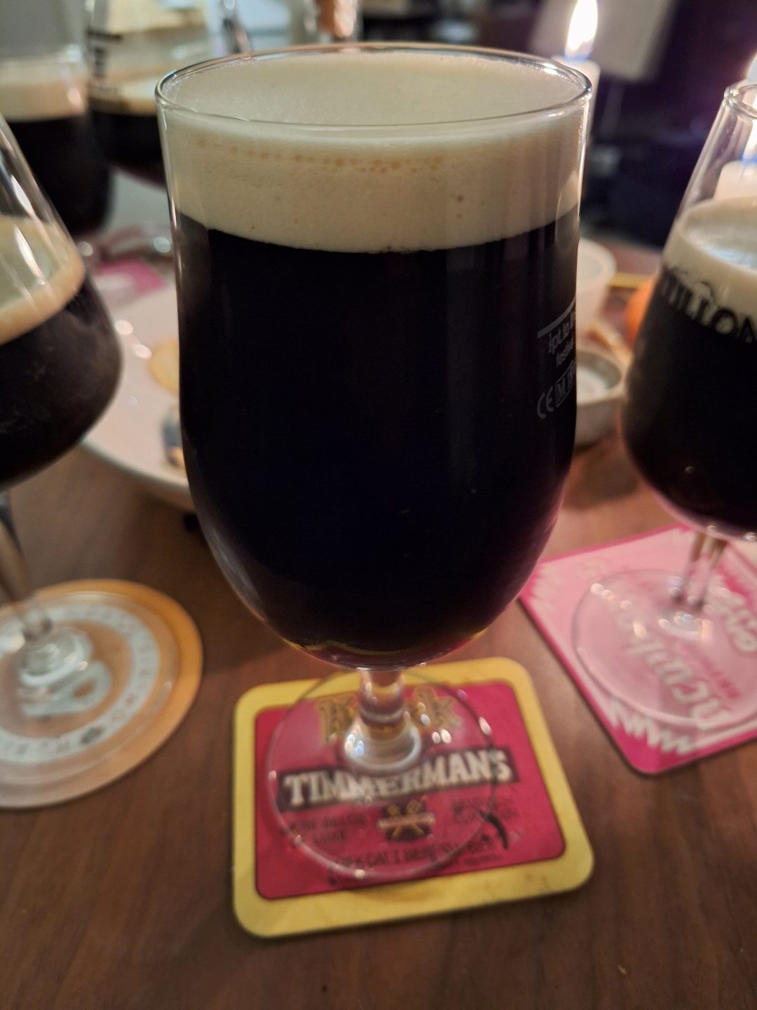 A glass full of Guinness Nitrosurge. 