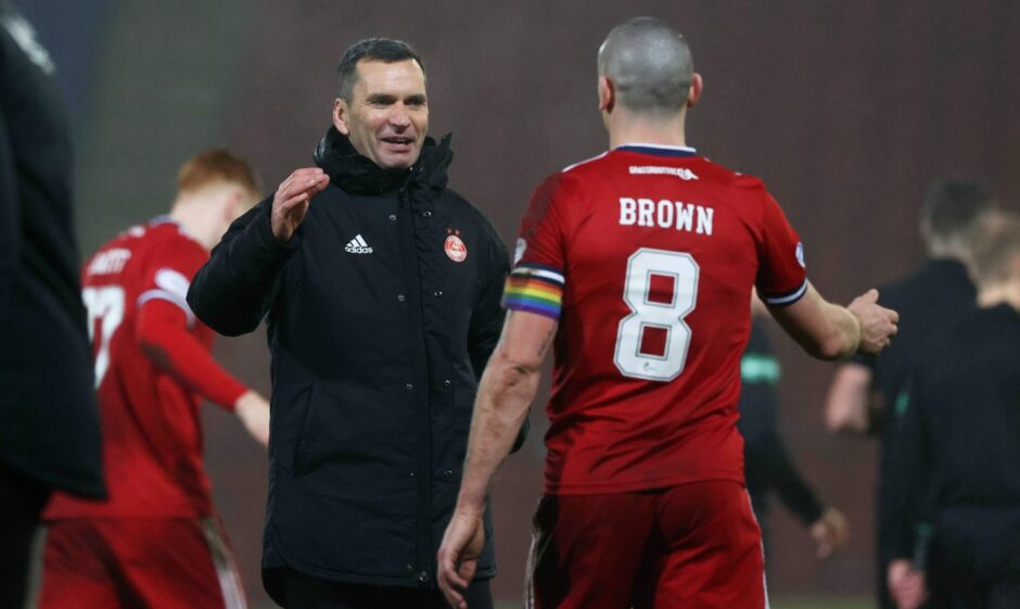 Ex-Aberdeen manager Stephen Glass about to shake hands with Scott Brown
