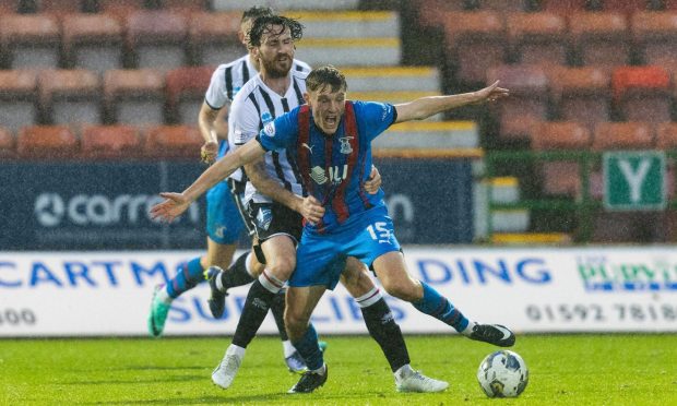 Max Anderson in action against Dunfermline's Joe Chalmers. Image: SNS