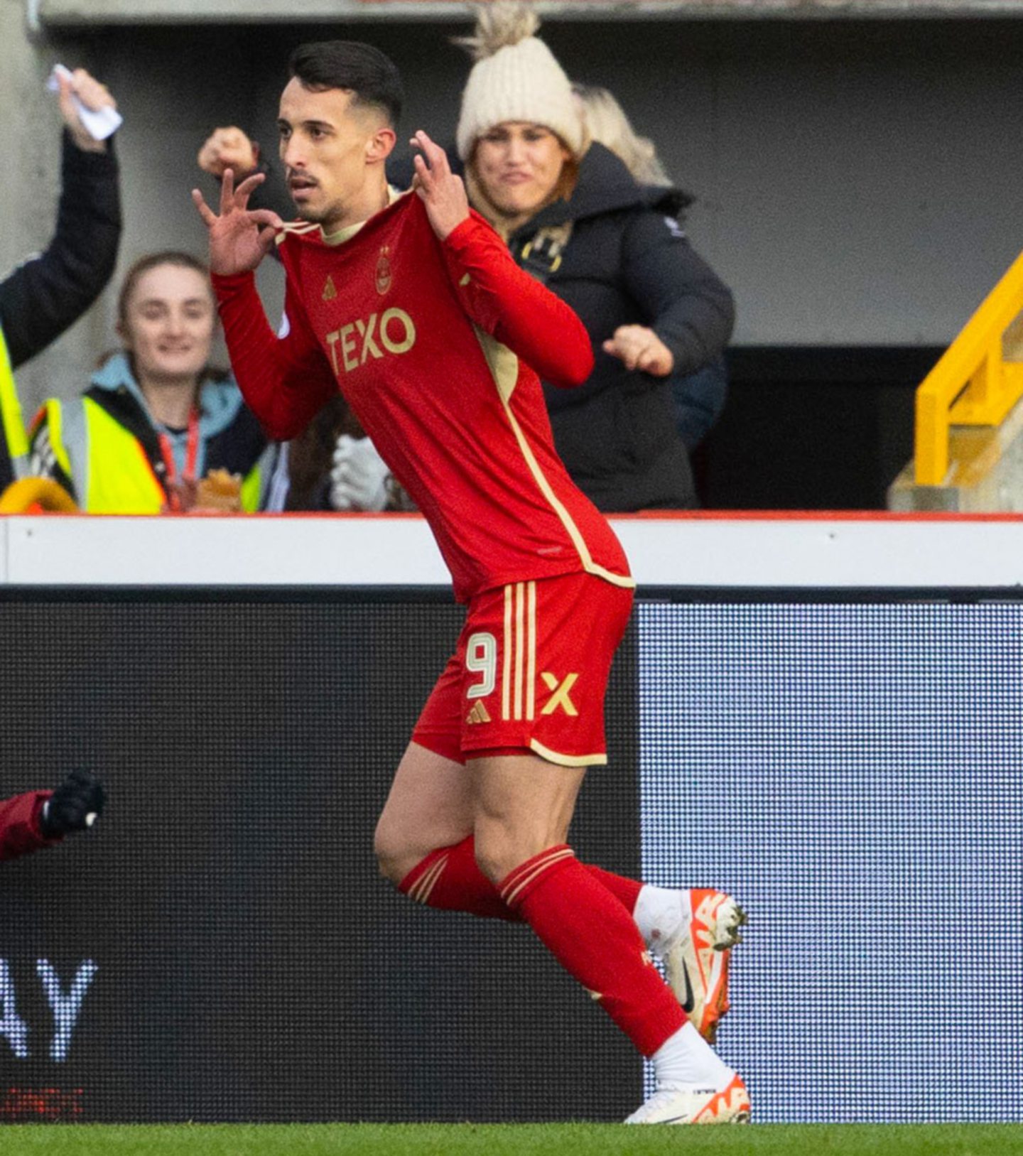 Prolific Aberdeen striker Bojan Miovski celebrates scoring his 11th goal of the season when netting against Rangers. Image: SNS 