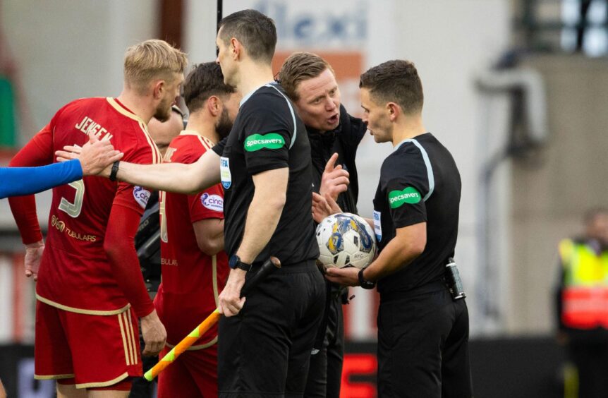 Aberdeen manager Barry Robson speaks to referee Nick Walsh. Image: SNS.