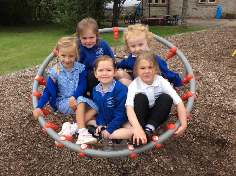 Ardross Primary School pupils sitting in a rope chair with a metal frame