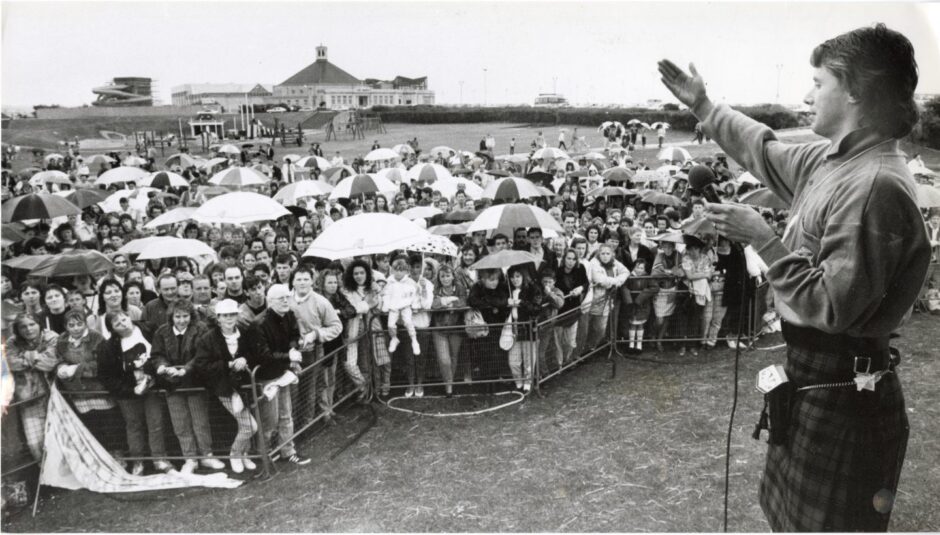 Nicky Campbell stirs the crowd during his Aberdeen road show. Supplied by DCT Archives.