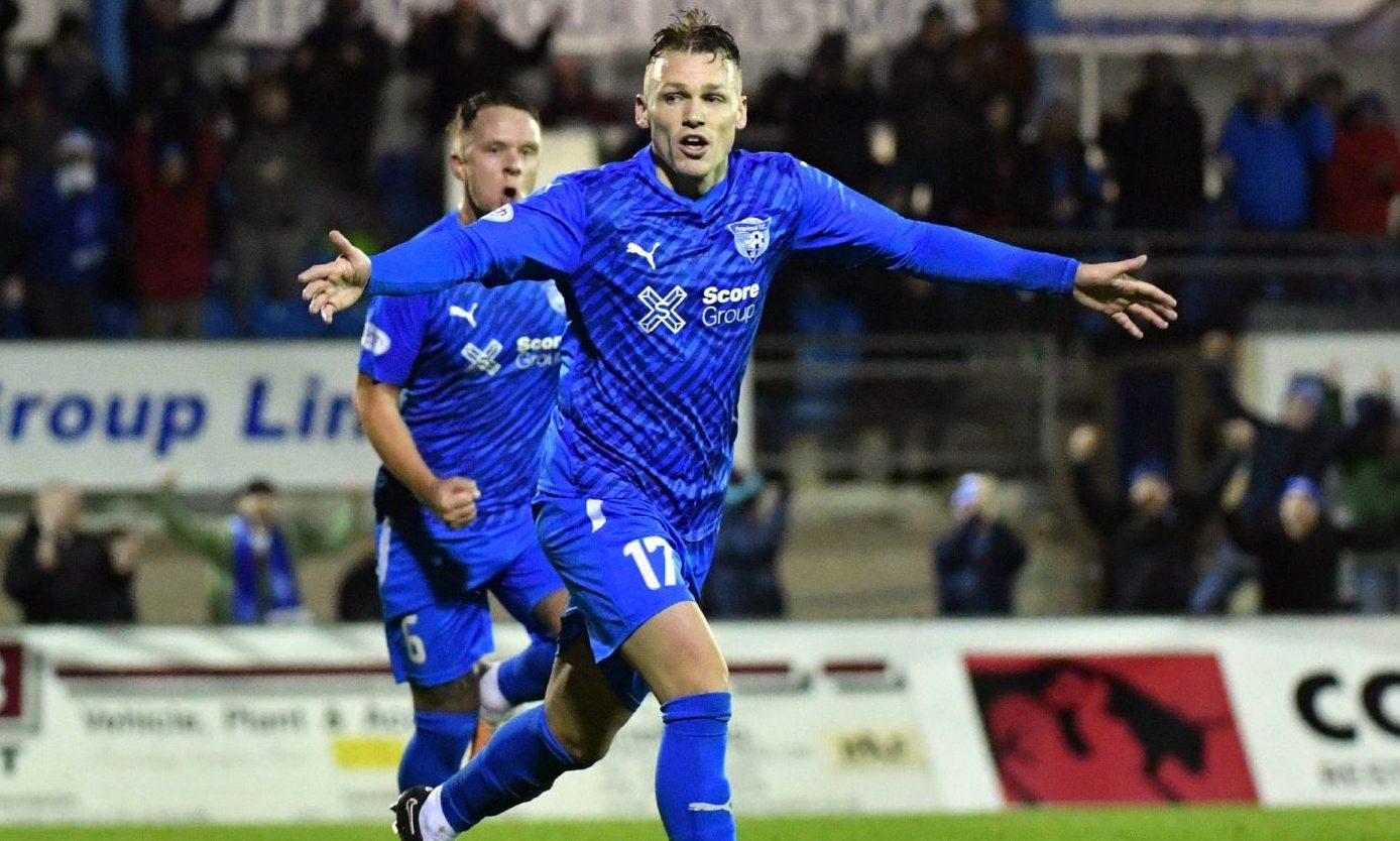 Joe McKee's late free kick seals dramatic victory for Peterhead