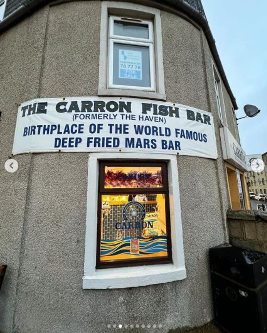 Greg James tries deepfried Mars Bar at Stonehaven chip shop