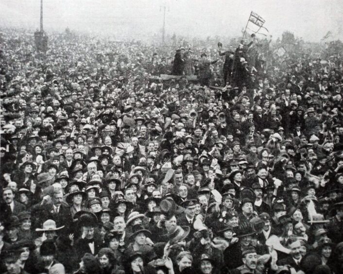 Crowds gather at Buckingham palace in London to celebrate the Armistice, 11 November 1918. 