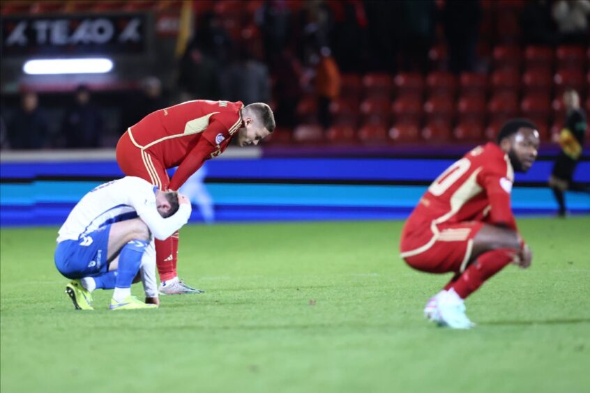 Aberdeen's players look dejected after losing 1-0 to Kilmarnock at Pittodrie. Image: Shutterstock.