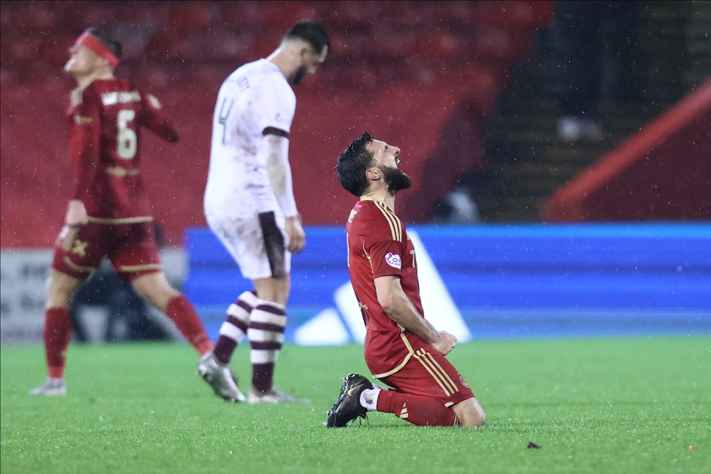 Aberdeen captain Graeme Shinnie celebrates at the end of the 2-1 defeat of Hearts at Pittodrie. Image: Shutterstock 
