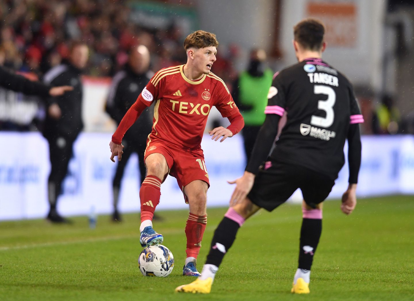 Leighton Clarkson of Aberdeen and Scott Tanser of St. Mirren in action at Pittodrie. 