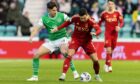 Aberdeen's Jamie McGrath (R) and Hibernian's Joe Newell compete for the ball at Easter Road. Image: SNS
