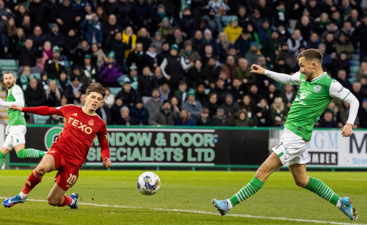 Hibernian's Dylan Vente (R) scores to make it 1-0 against Aberdeen in the Premiership at Easter Road. Image: SNS 