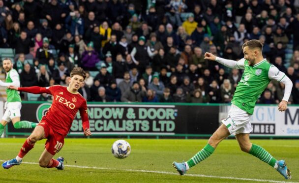 Hibernian's Dylan Vente scores to make it 1-0 against Aberdeen in the Premiership at Easter Road. Image: SNS