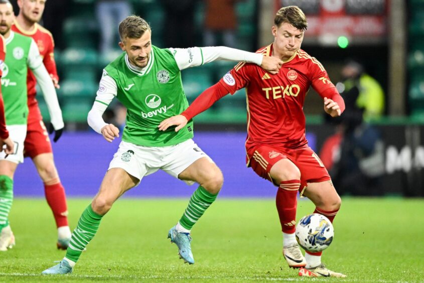 Aberdeen's James McGarry (R) and Hibernian's Dylan Vente in action during a Premiership match at Easter Road Stadium. Image: SNS