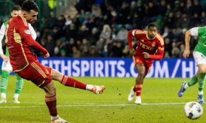 Aberdeen's Bojan Miovski misses from the penalty spot during a cinch Premiership match between Hibernian and Aberdeen at Easter Road Stadium,.Image: SNS
