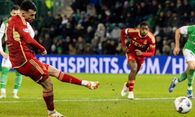 Aberdeen's Bojan Miovski misses from the penalty spot during a cinch Premiership match between Hibernian and Aberdeen at Easter Road Stadium,.Image: SNS