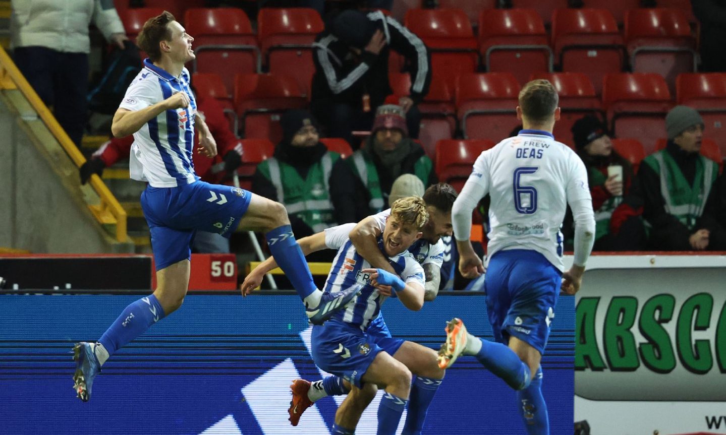 Kilmarnock's David Watson (centre) celebrates after scoring to make it 1-0 to Kilmarnock against Aberdeen. Image: SNS.