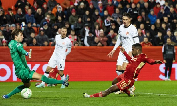 Aberdeen's Duk scores to make it 1-0 against Eintracht Frankfurt. Image: SNS.