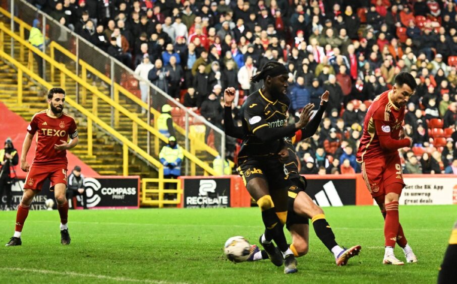 Aberdeen's Bojan Miovski scores to make it 2-1 during a cinch Premiership match between Aberdeen and Livingston at Pittodrie. Image: SNS.