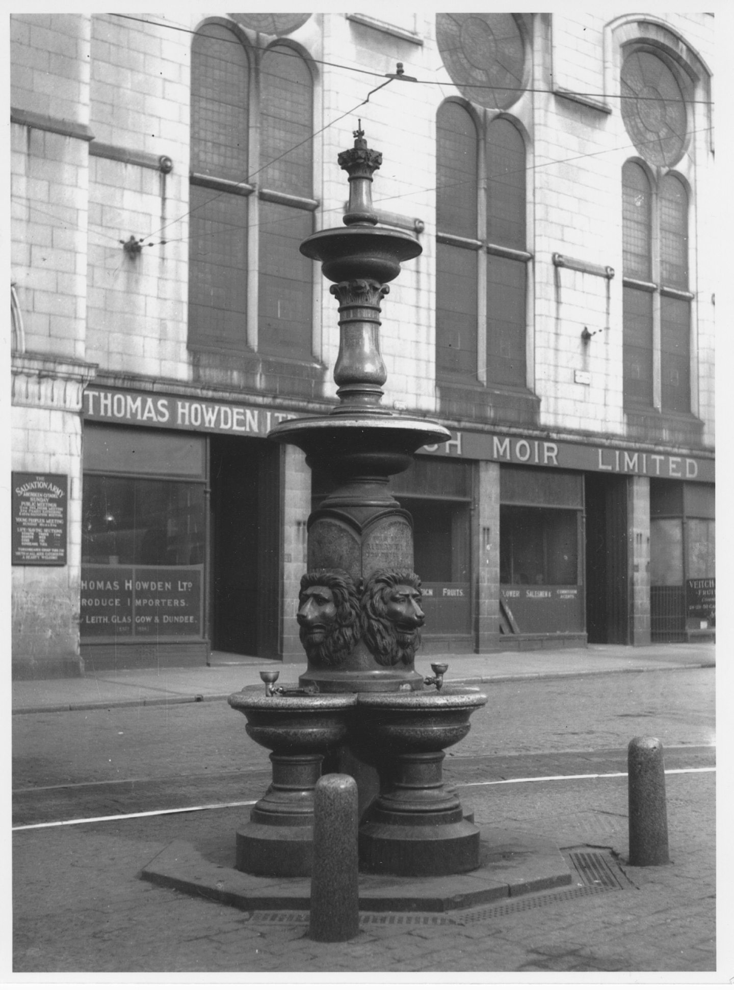 The Cooper Fountain in the Castlegate in 1946.