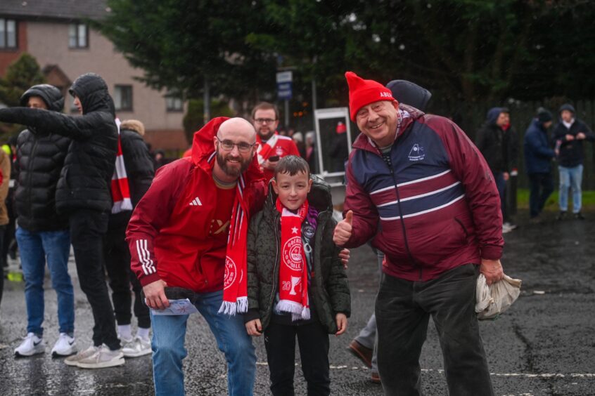 Fans wearing Aberdeen scarves and hats ahead of game at Hampden