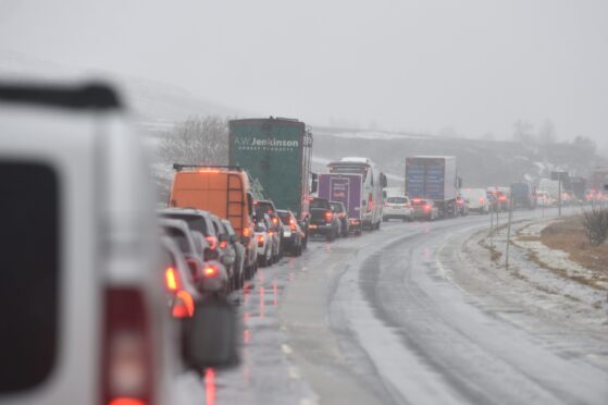 Traffic in the snow on the A9 near Dalwhinnie. Image: Sandy McCook/DC Thomson.