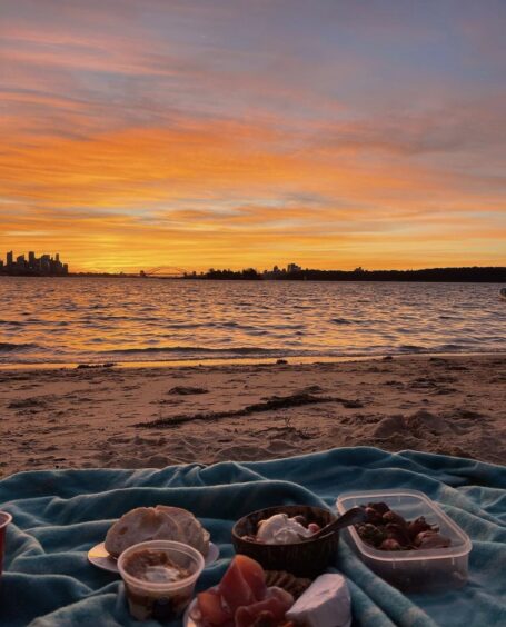 Queens Beach in Sydney at sunset.