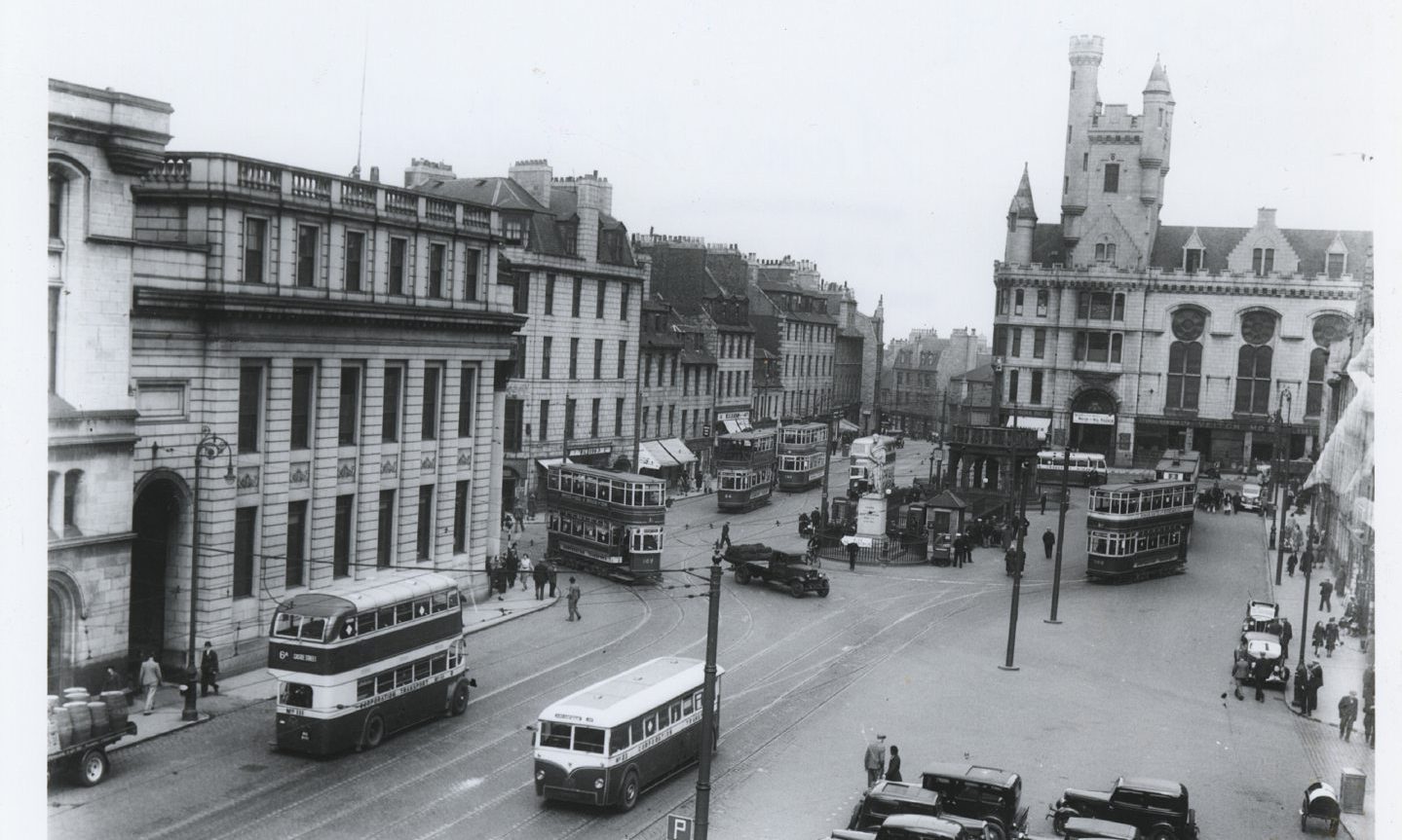 View of the narrow entrance to Lodge Walk and the police station from Castlegate in 1949.