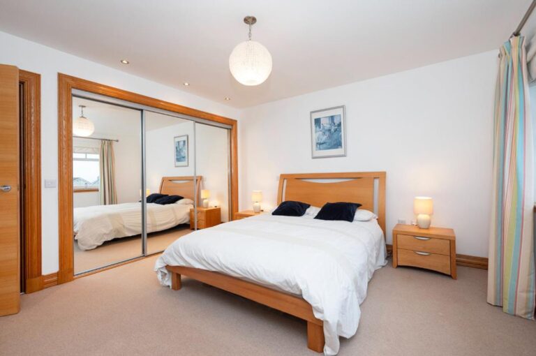 'Exclusive and executive family home' Fivebedroom Cults house for