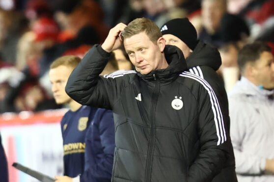 Aberdeen manger Barry Robson during the 1-1 draw with Dundee. Image: SNS