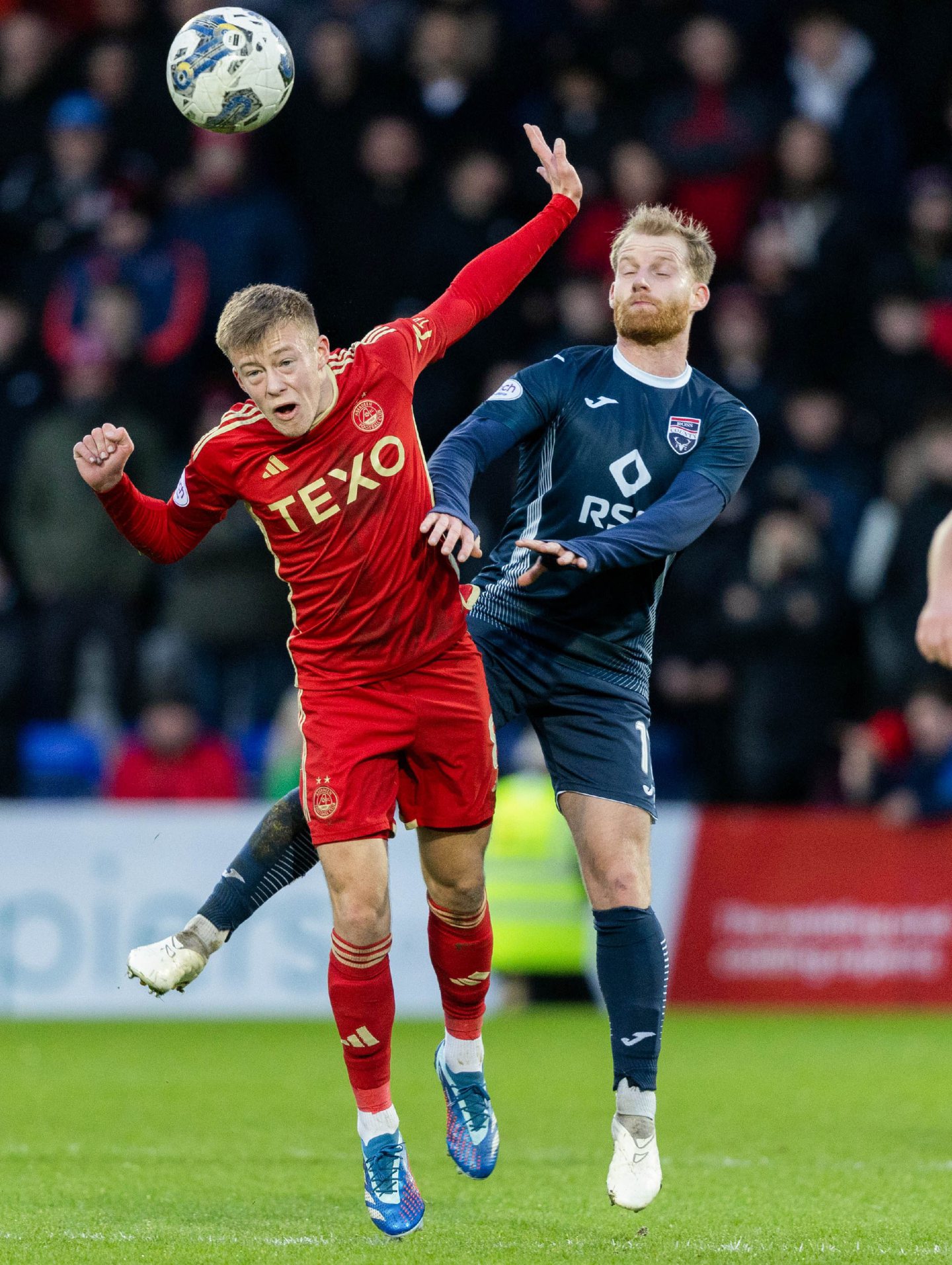 Aberdeen's Connor Barron (L) and Ross County's Josh Sims in action in the Dons' 3-0 Premiership win in Dingwall. Image; SNS 