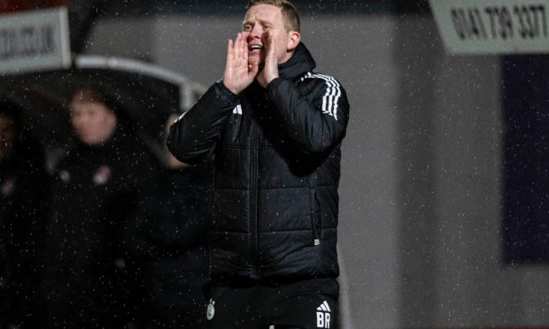 Barry Robson shouts instructions during Aberdeen's 2-0 win at Clyde on Friday. Image: SNS