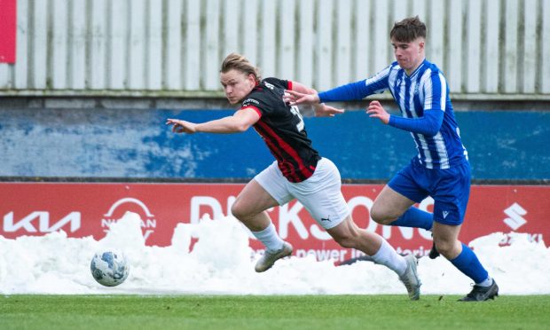 Inverness' Alex Samuel and Broomhill's Joe Murphy in action. Image: SNS.