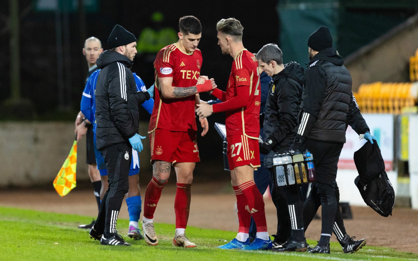 Aberdeen's Slobodan Rubezic (L) is replaced by Angus MacDonald (R) because of an injury against St Johnstone. Image: SNS 