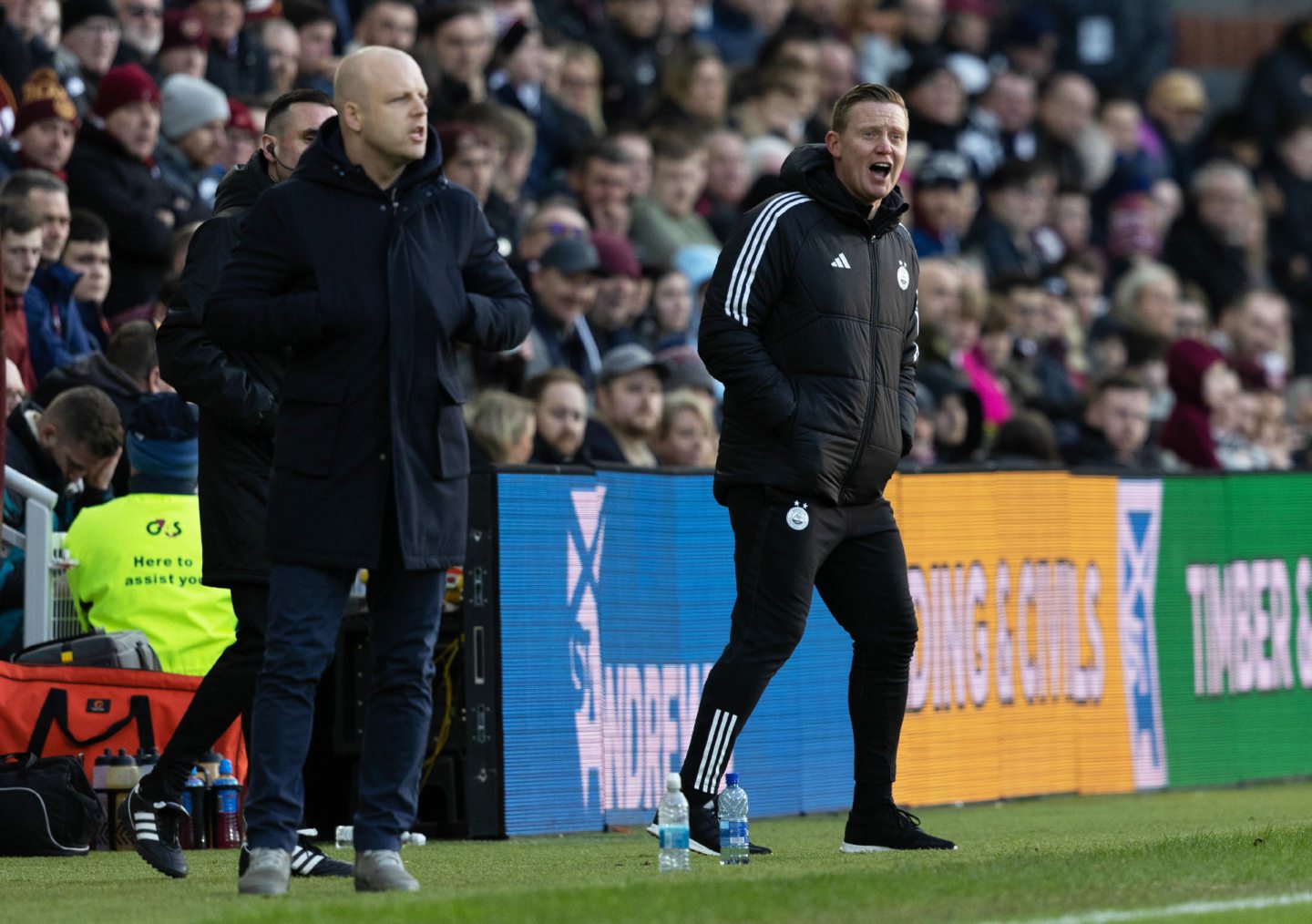 Hearts head coach Steven Naismith and Aberdeen manager Barry Robson at Tynecastle. Image: SNS