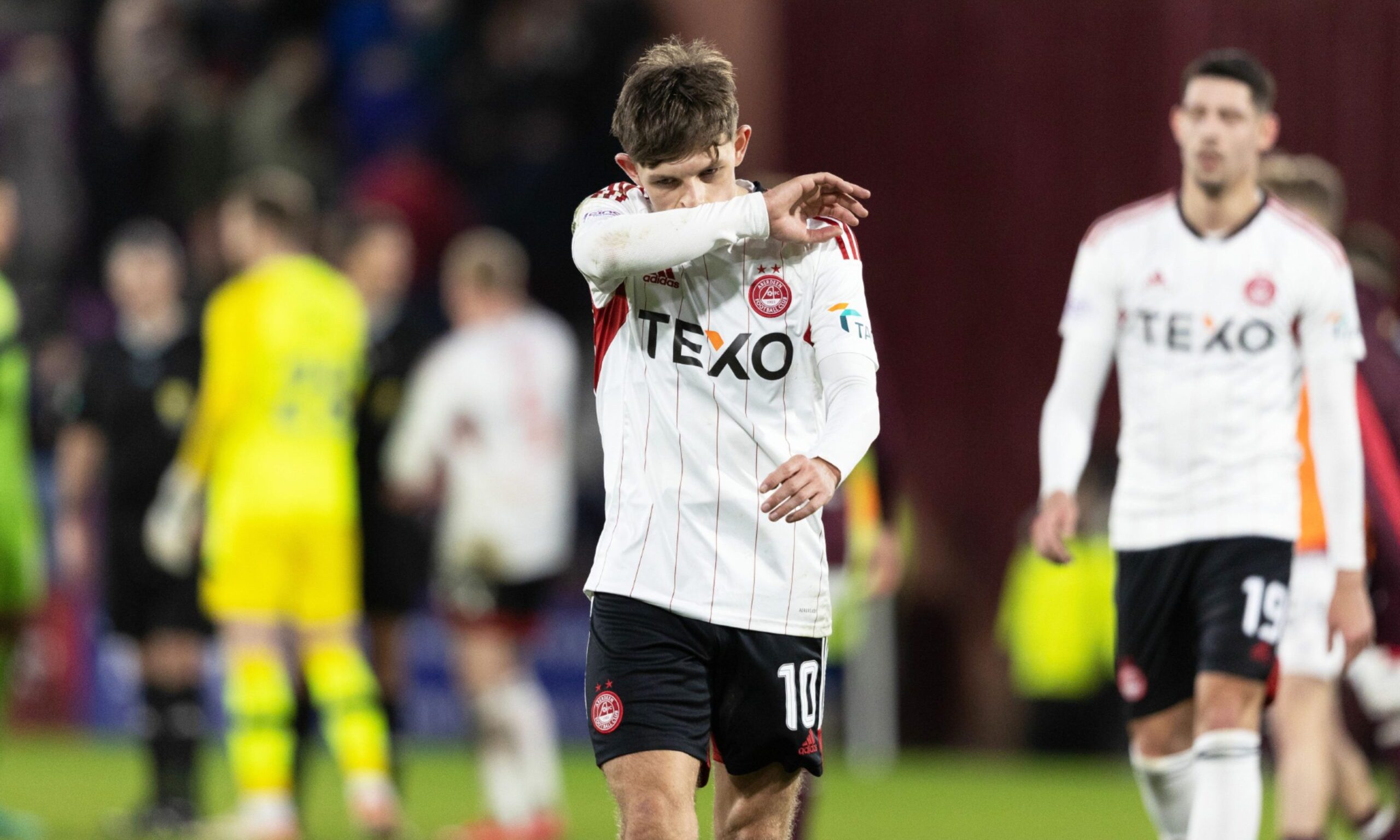 Aberdeen's Leighton Clarkson looks dejected at full time after losing 2-0 to Hearts at Tynecastle. Image: SNS