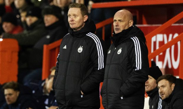 Aberdeen manager Barry Robson and Steve Agnew watch their side in action against Dundee. Image: SNS.