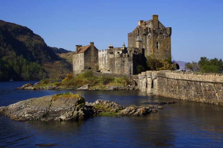 Eilean Donan Castle, near Dornie in the est Highlands, has featured in numerous movies. 