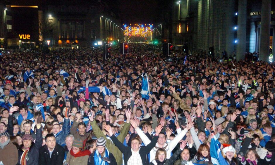 Crowds watch Travis at Aberdeen's Hogmanay celebrations in 2007.
