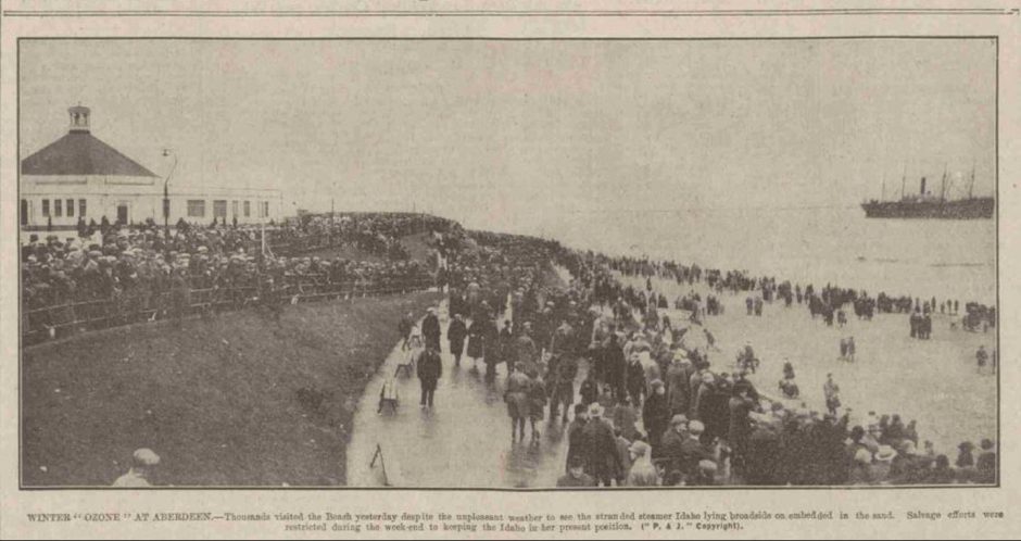 Thousands of people at Aberdeen beach to see the stranded SS Idaho in 1929.