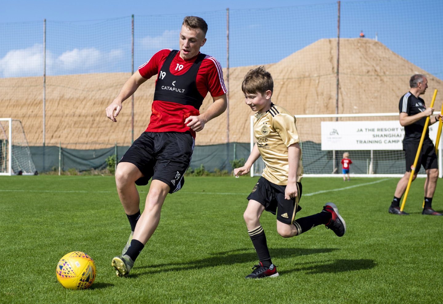 Former Aberdeen midfielder Lewis Ferguson and young fan during an open training session in Dubai on January 11, 2020. Image: SNS 
