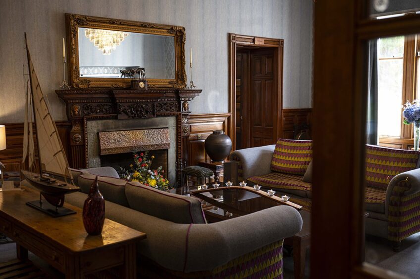 The cosy lounge. Image: Skeabost House Hotel.