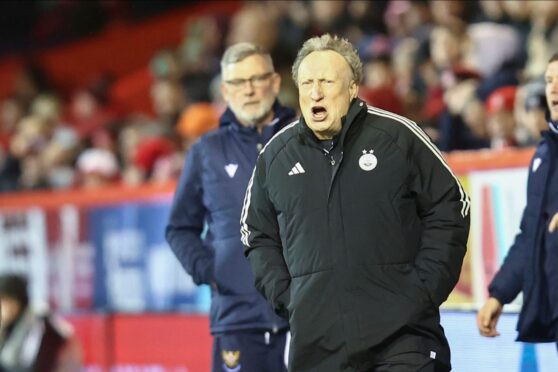 Aberdeen manager Neil Warnock during the 2-0 defeat to St Johnstone. Image: Shutterstock.