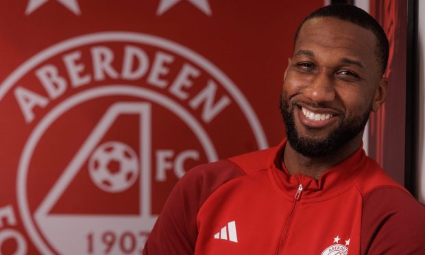 Canadian World Cup winger Junior Hoilett has joined Aberdeen until the end of the season.