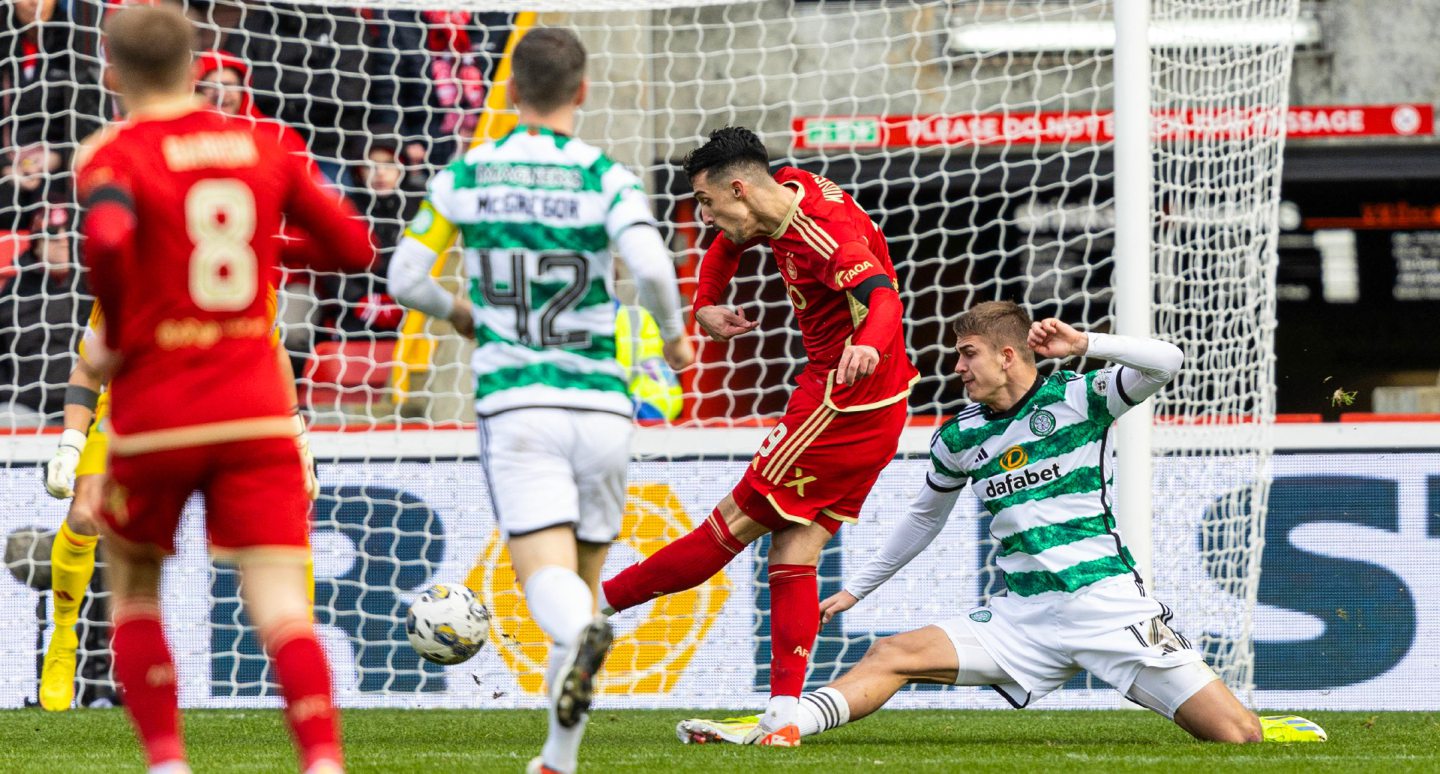 Aberdeen's Bojan Miovski scores to make it 1-0 against Celtic at Pittodrie. Image: SNS.