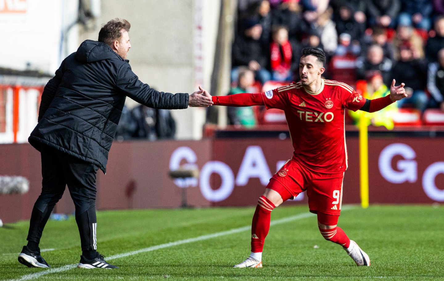 Aberdeen's Bojan Miovski celebrates with Aberdeen Interim First Team Head Coach Peter Leven as he scores to make it 1-0 against Celtic. Image: SNS 