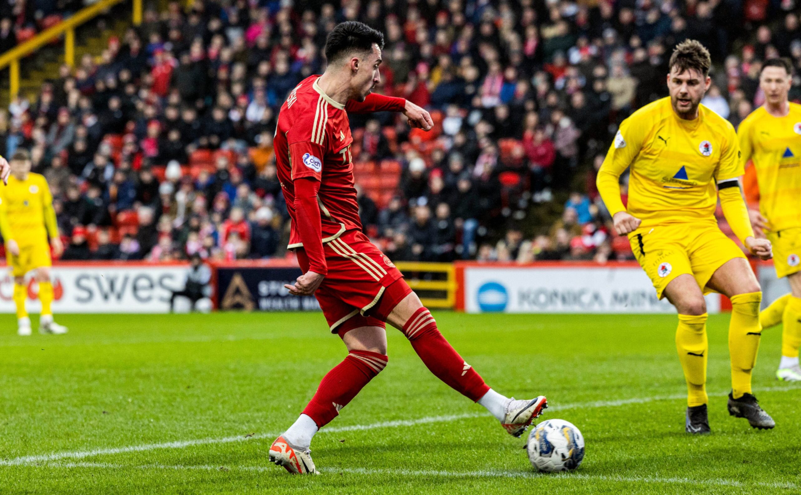 Aberdeen's Bojan Miovski scores to make it 1-0 during a Scottish Cup Fifth Round match against Bonnyrigg Rose at Pittodrie. Image: SNS 