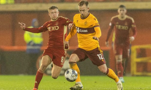 Aberdeen's Connor Barron and Motherwell's Harry Paton battle for the ball. Image: SNS.