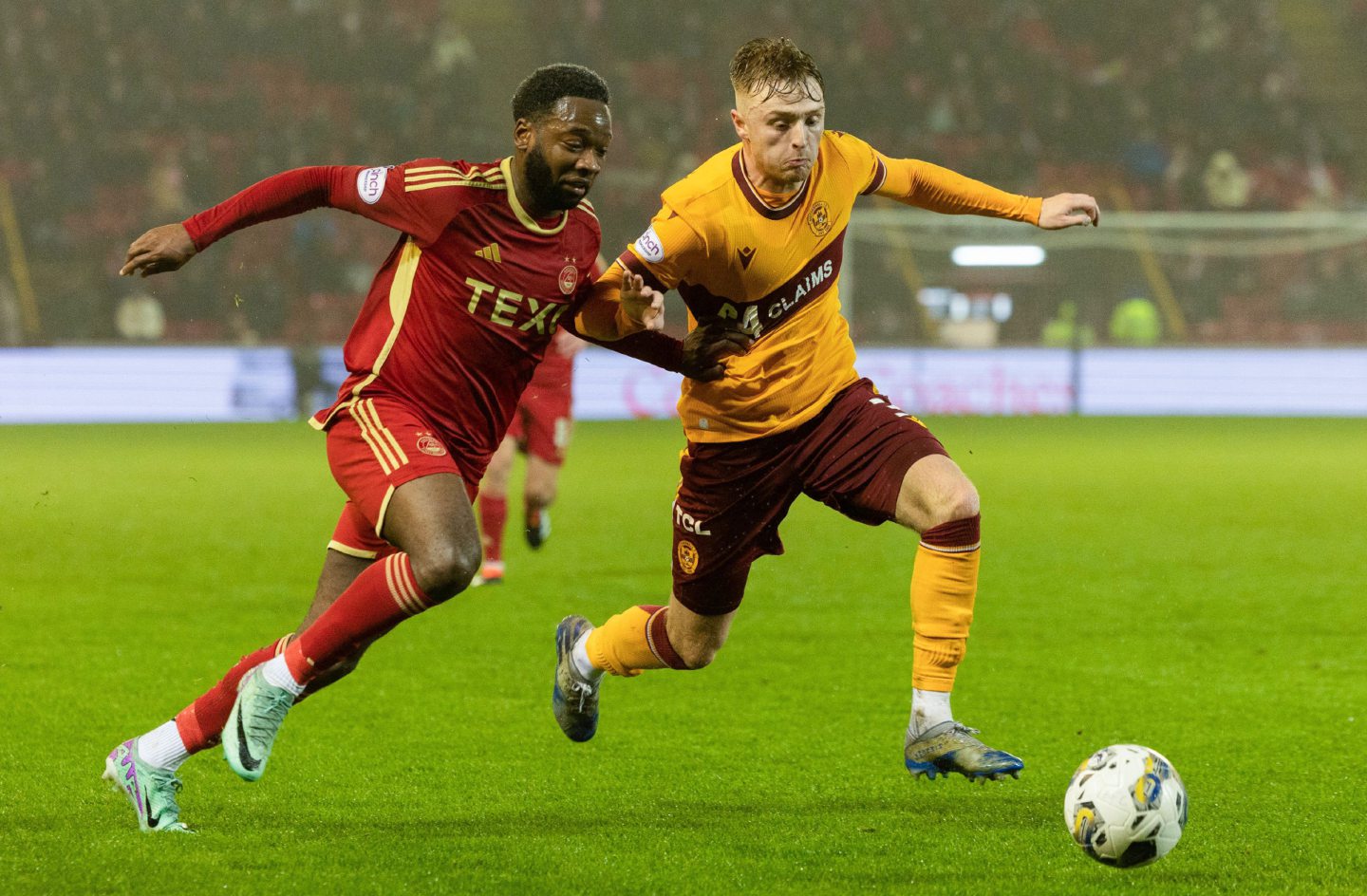 Aberdeen's Shayden Morris and Motherwell's Georgie Gent during a Premiership clash at Pittodrie. Image: SNS 