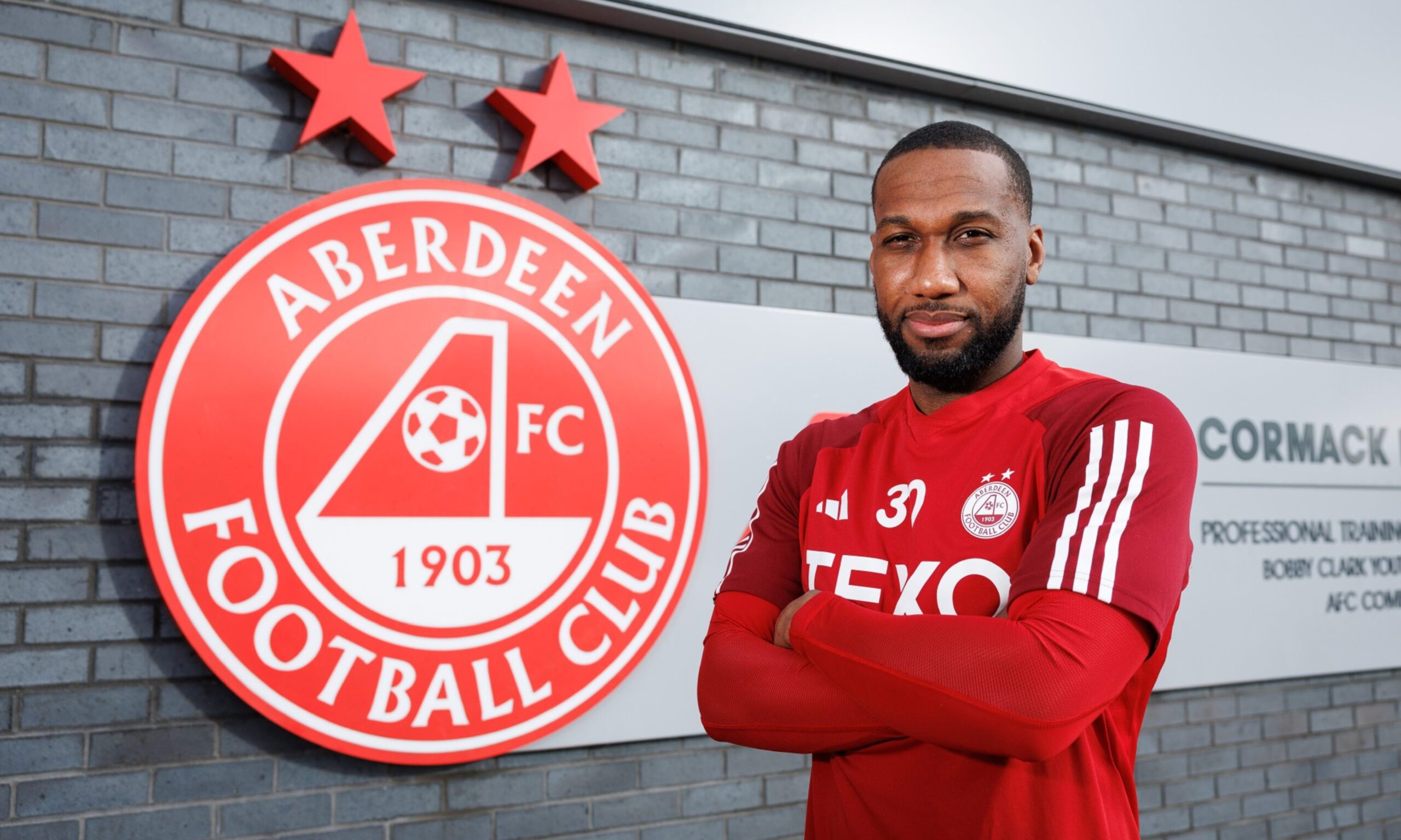 New Aberdeen signing Junior Hoilett with his arms crossed infront of Cormack Park